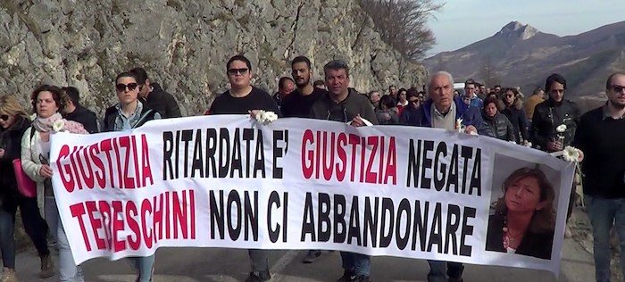 Tragedia Hotel Rigopiano... Due mesi dopo fiaccole e una sola voce: 'Vogliamo giustizia'
