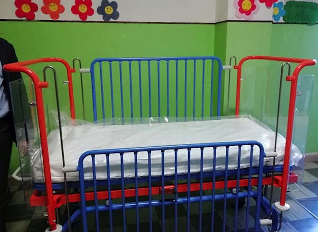 Lanciano. In Pediatria nuovo lettino donato dalla onlus 'Lorenzofacciungoal'