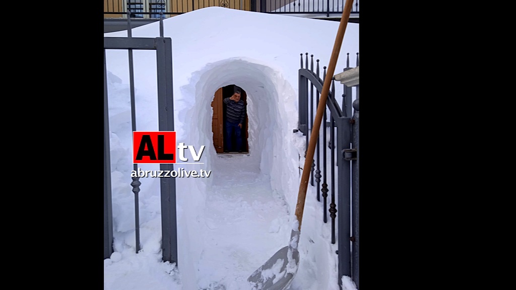 Maltempo. Metri di neve a Castiglione Messer Marino. E scava un tunnel per uscire dalla casa sepolta