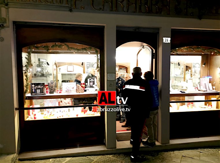 Rapina a Lanciano alla gioielleria Carabba in piazza Plebiscito: presi solo pochi contanti