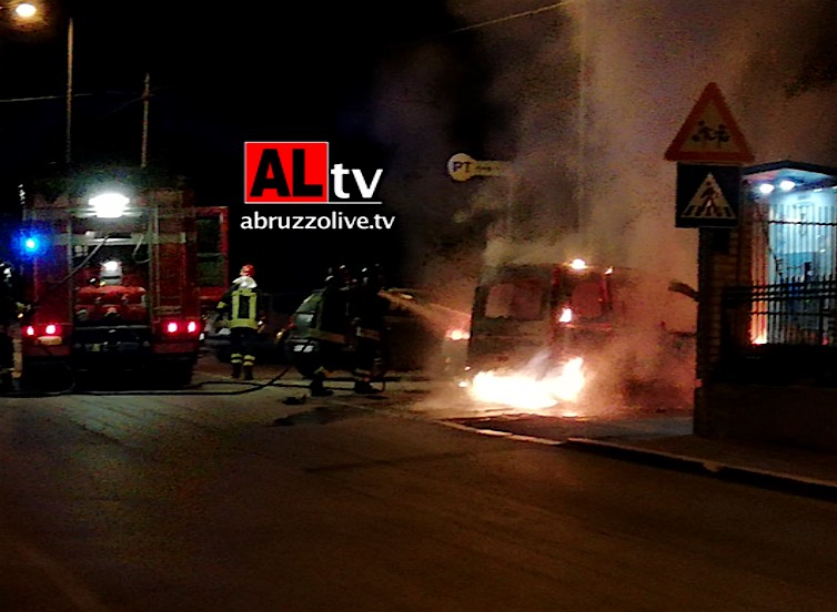 Mozzagrogna. Due auto a fuoco nella notte a Villa Romagnoli