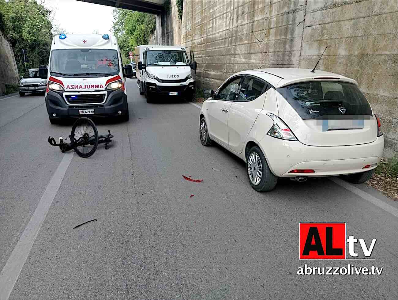 Incidente sulla Variante a Lanciano: ciclista tampona auto e finisce in ospedale
