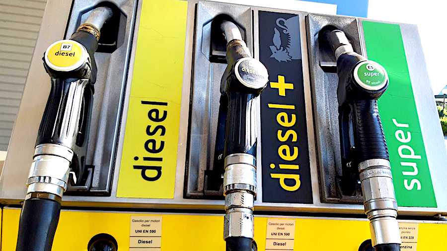 Pescara. Caro carburanti: clienti attirati con prezzi bassi ma la tariffa pagata era maggiore, benzinaio denunciato