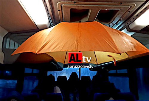 Lanciano. Il temporale... dentro l'autobus. Studenti e lavoratori costretti ad aprire gli ombrelli
