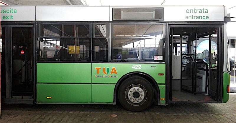 Vandali devastano bus dell'azienda di trasporto Tua sulla tratta Celano-L'Aquila