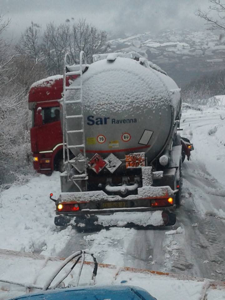 Maltempo in Abruzzo. Un metro di neve a Pizzoferrato e Gamberale. Saltano corse bus in zone interne. Tir bloccati tra Abruzzo e Molise 