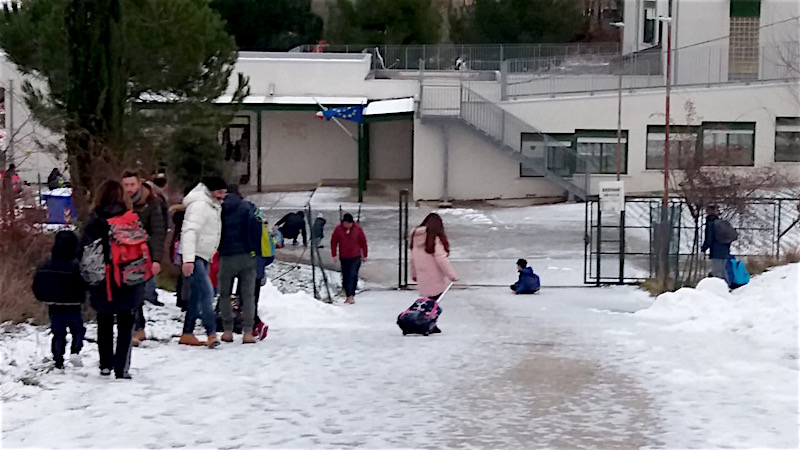 Lanciano. Lastroni di ghiaccio davanti alla scuola Carabba: ruzzoloni e proteste