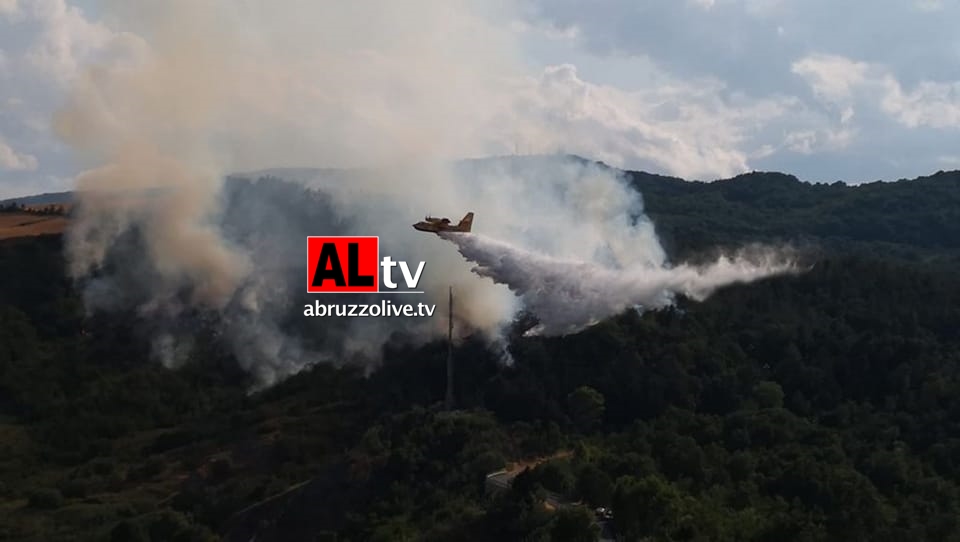 Atessa. Incendio nella zona di Vallaspra: in azione quattro canadair 