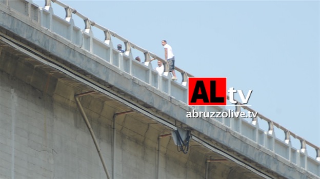 Minaccia di lanciarsi da viadotto. Chiuso tratto A14 tra Pescara nord e Atri-Pineto
