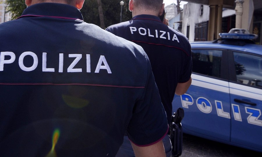 Molesta clienti ristorante Pescara e aggredisce agenti: spray al peperoncino e arresto per ambulante 