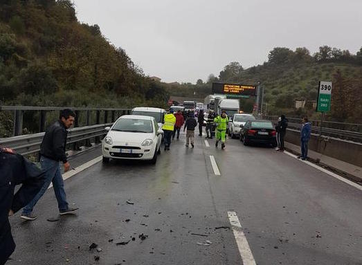 Maxi tamponamento in A14 tra Francavilla e Pescara. Dodici mezzi coinvolti, sei feriti