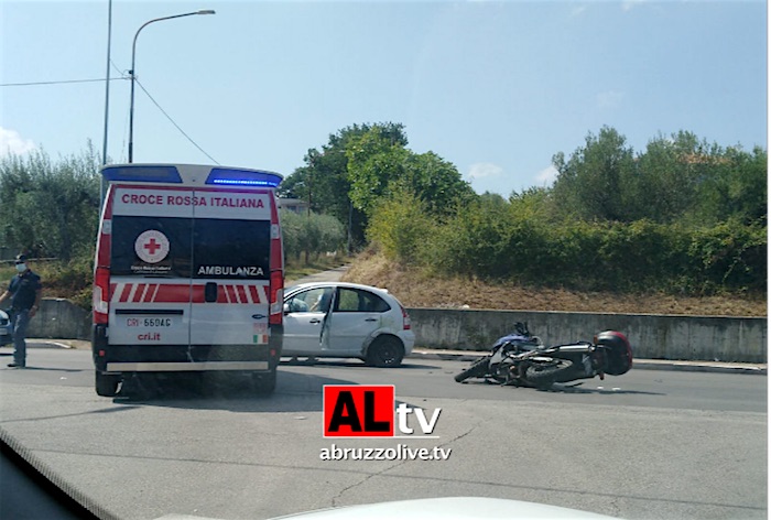 Lanciano. Incidente tra auto e moto in via Gaeta: ferito un uomo