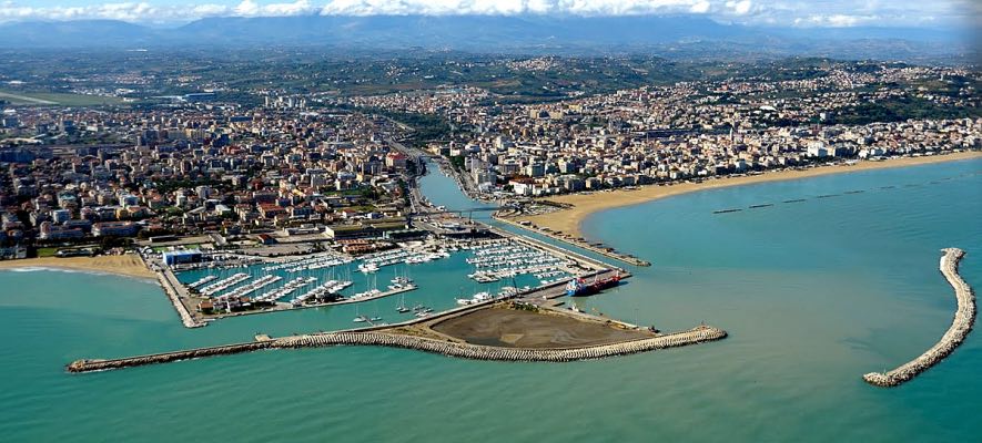 Quindicenne aggredito e rapinato in spiaggia a Pescara, un arresto