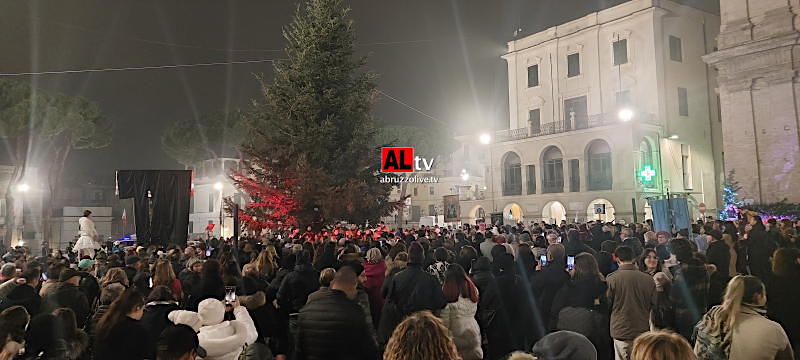 Folla a Lanciano per l'accensione dell'albero di Natale. Tutte le iniziative delle feste
