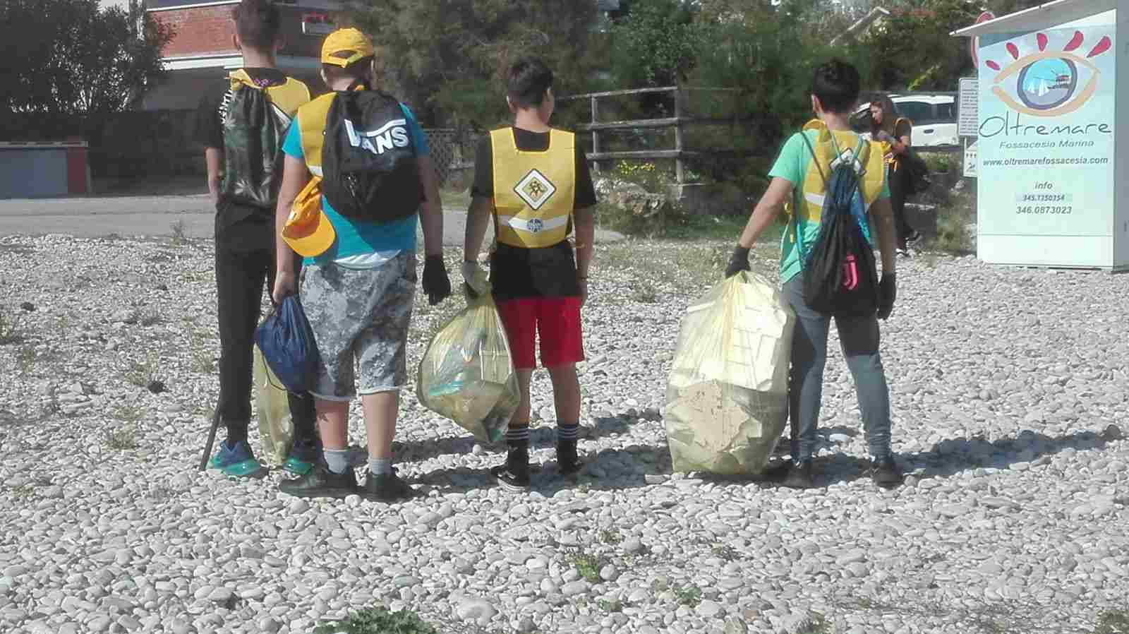 Lanciano. 'Puliamo il mondo': studenti ed insegnanti della Mazzini tolgono rifiuti sulla spiaggia di Fossacesia