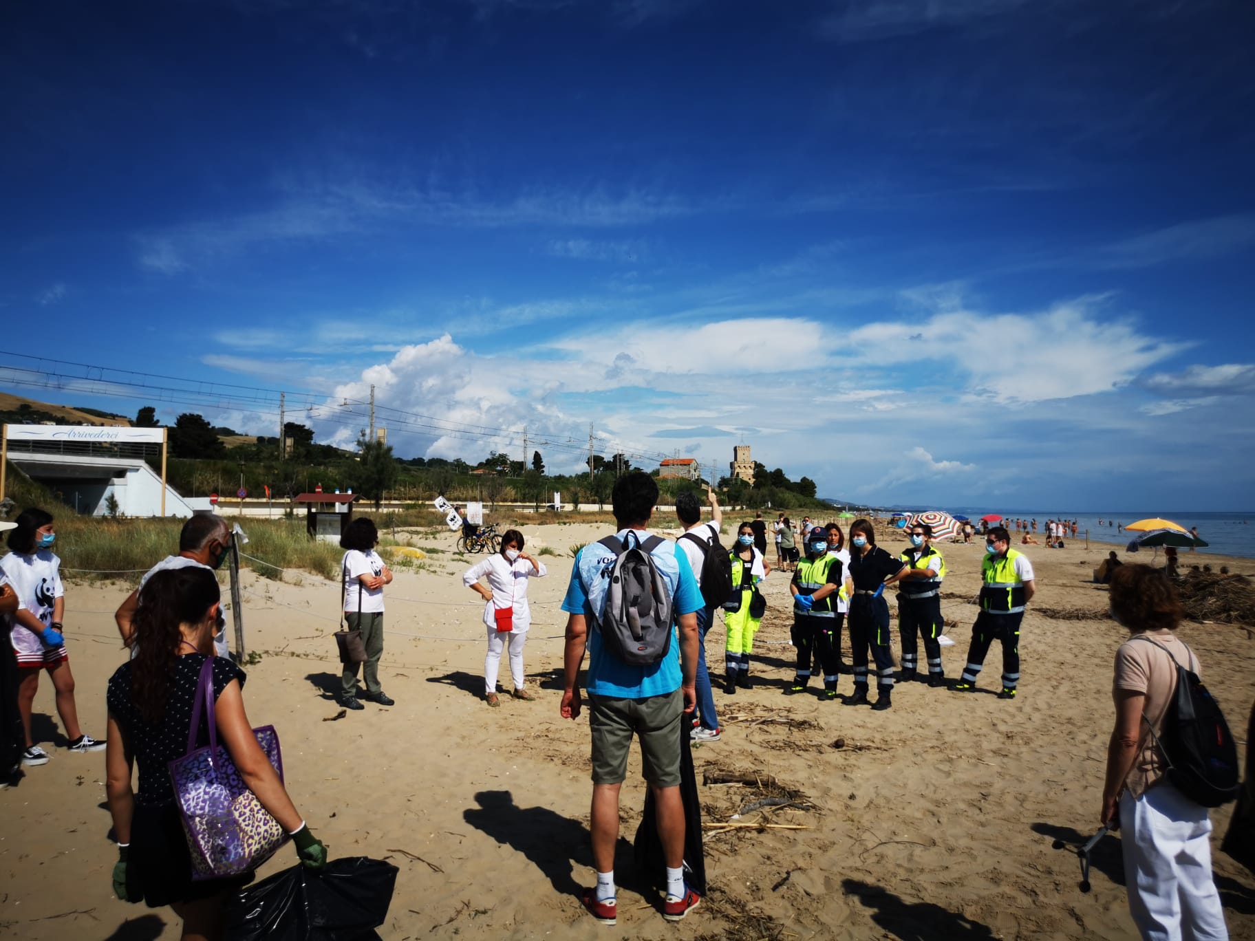 Pineto. Volontari a pulire la spiaggia: 'Tuteliamo i turisti e il fratino'