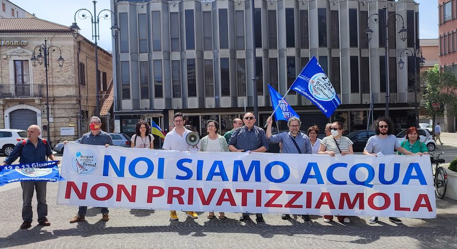 No alla privatizzazione dell'acqua: sit-in davanti alla Regione Abruzzo 