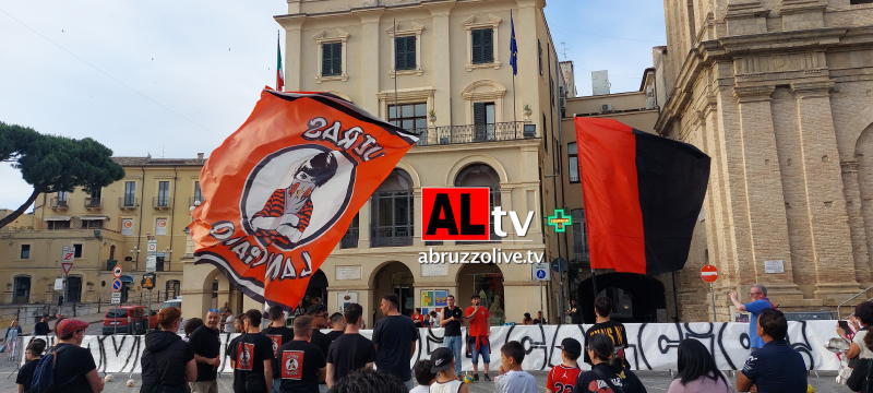 'Ci avete rotto il calcio....'. A Lanciano la protesta dei tifosi rossoneri in piazza