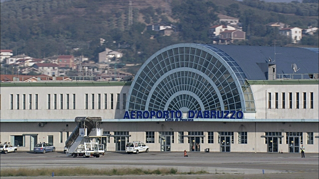 Paura sull'aereo Tirana-Roma: passeggeri minacciati e atterraggio d'emergenza a Pescara