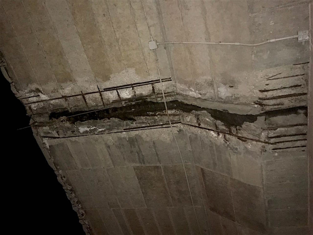 Pescara. Dall'Asse attrezzato cadono pezzi di cemento all'altezza di via Raiale. Allerta dei 5Stelle
