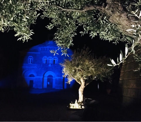 Comune illuminato di blu. Rocca San Giovanni per la sensibilizzazione verso l'autismo