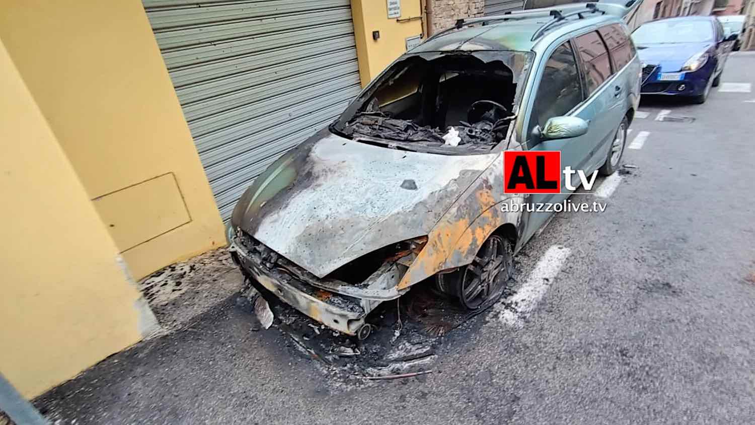 Auto bruciata nella notte in centro a Lanciano: l'incendio è doloso