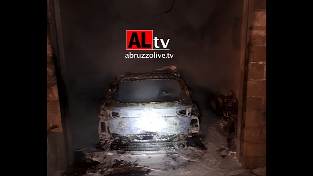 Incendio di auto a Civitella Messer Raimondo. Fuoco devasta rimessa