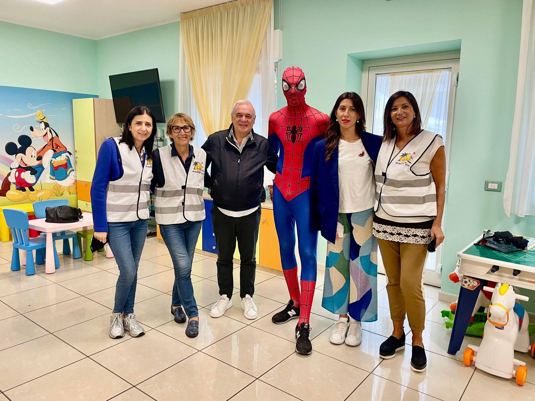 Vasto. L’associazione 'Un buco nel tetto' porta doni all’Oncologia Pediatrica di Pescara