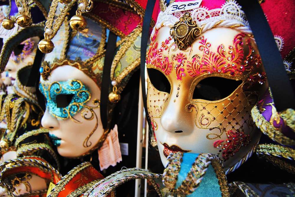 Carnevale. Maschere, costumi, giochi: maxi sequestro del Nas in Abruzzo