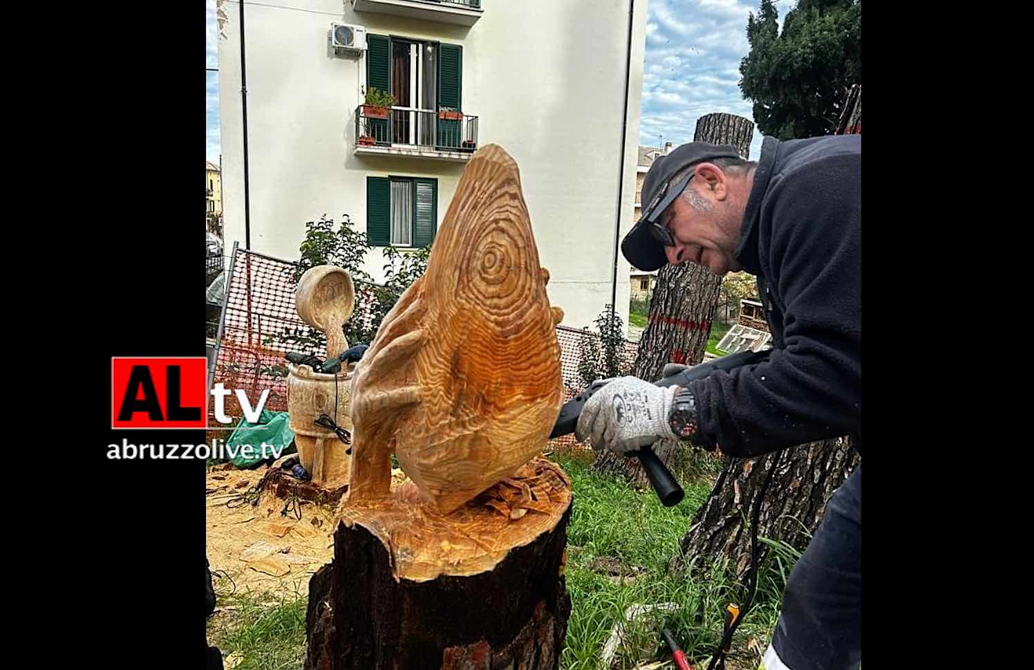 Alberi abbattuti riprendono vita e diventano sculture nella villa comunale di Casoli