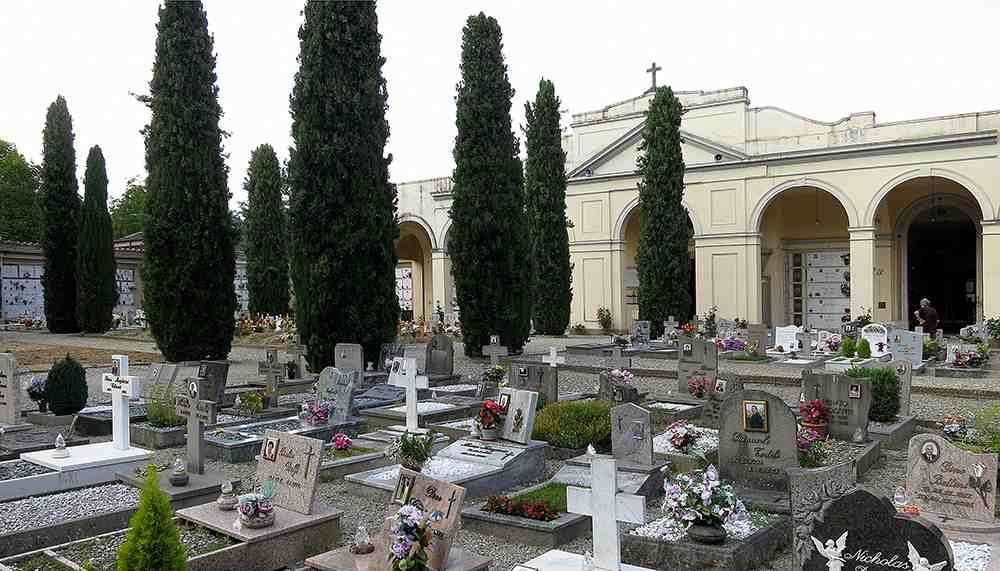 Coronavirus. Monsignor Valentinetti in preghiera nei cimiteri di Pescara