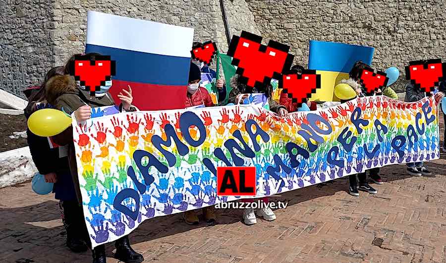 Ucraina. 'Diamo una mano alla pace': flash mob nelle scuole d'Abruzzo sulle note di John Lennon