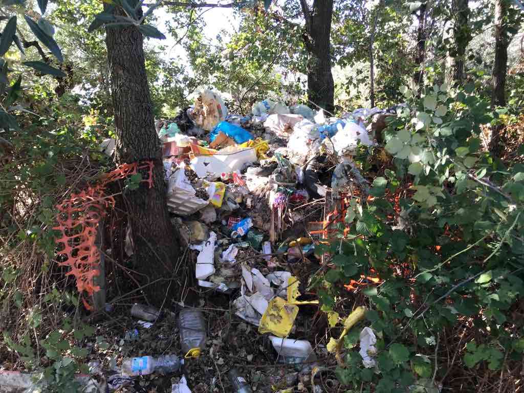 A Fossacesia quintali di rifiuti  abbandonati nella zona artigianale