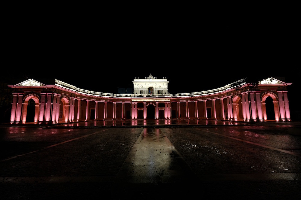 L'Aquila. Palazzo dell'Emiciclo si tinge di rosa per il Giro d'Italia