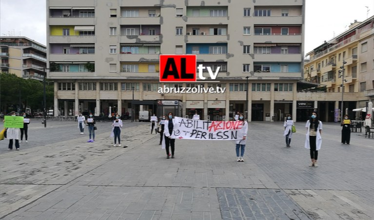 Pescara. Protestano i laureati in psicologia, farmacia e biologia e le lavoratrici delle mense scolastiche