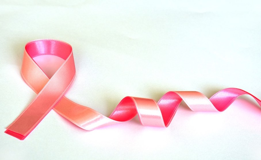 Atessa. Nastro rosa sul palazzo comunale per la lotta ai tumori al seno