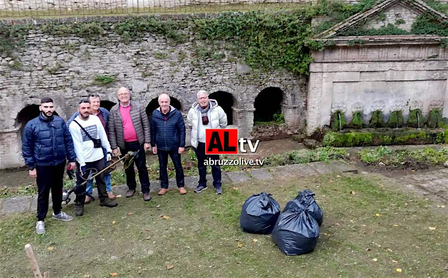 Lanciano. I detenuti ripuliscono la Fonte del Borgo da melma, rifiuti ed erbacce