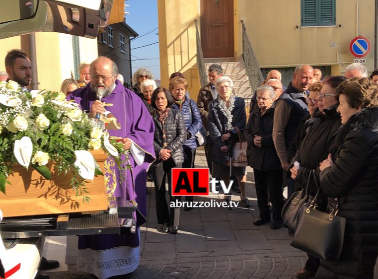 I funerali di Umberto Ranieri a Paglieta. 'Il modo in cui e' morto lascia un livido per sempre'. Lo strazio della madre