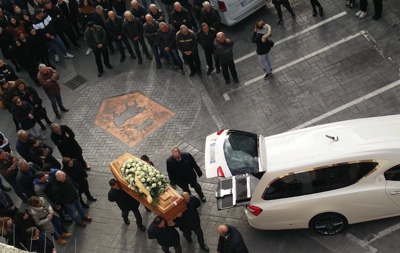 Omicidio Torino di Sangro. 'Qui non si tratta di cercare il perché...'. In tanti ai funerali di Luisa Ciarelli