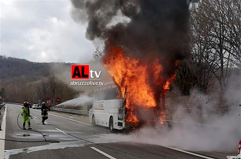 Autobus si incendia sull'autostrada A24 nella Marsica. Mezzo distrutto dalle fiamme