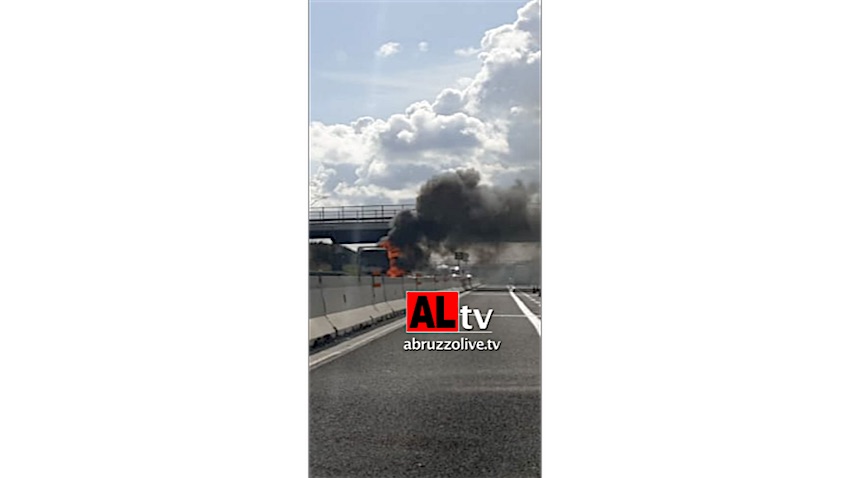 Incendio di camion con incidente al seguito su A14 tra Lanciano e Val di Sangro