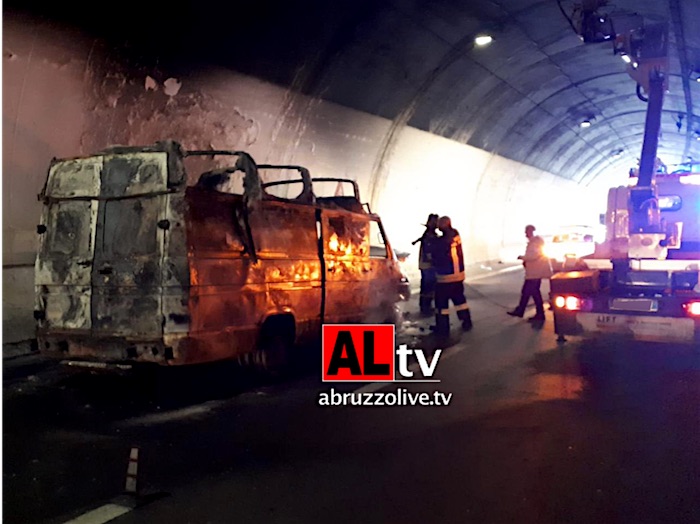 Pescara. Furgone prende fuoco su autostrada A25: paura in galleria