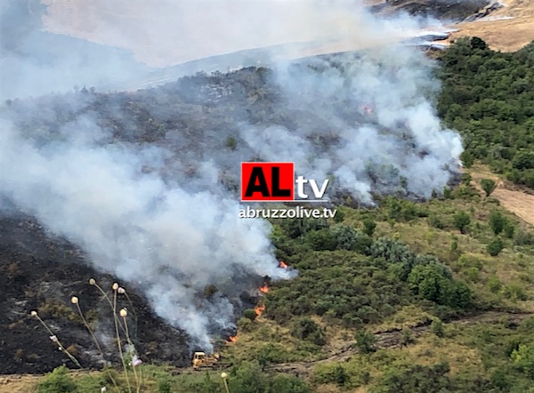 Atessa. Incendio nel vallone sottostante il centro storico. In azione gli elicotteri della Forestale