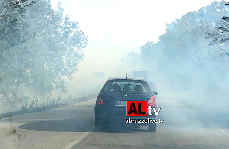 Inferno di fumo e fiamme tra Lanciano e Atessa: chiuso ponte sul fiume Sangro