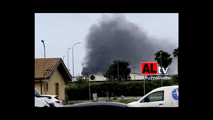Incendio a Pescara in azienda autotrasporti: bruciano rimorchi