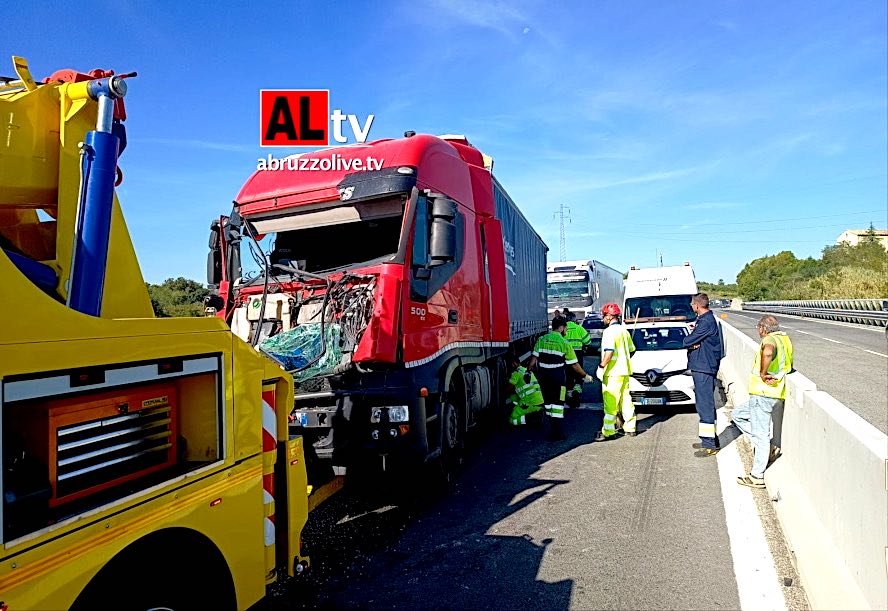 Scontro tra camion su A14: l'incidente tra Lanciano e Ortona. Traffico bloccato
