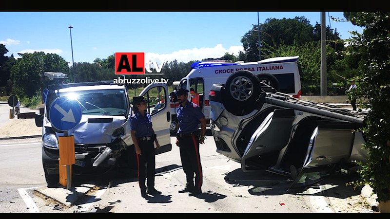 Schianto tra furgone e auto a Fossacesia: macchina si ribalta, ferita una donna