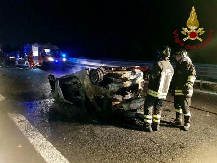 Incidente su asse attrezzato tra Chieti e Pescara: auto in fiamme, sei feriti