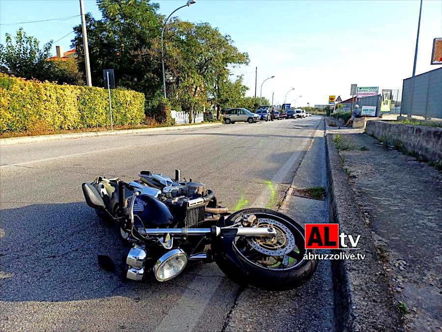 Incidente tra auto e moto in Via per Treglio: grave 25enne 