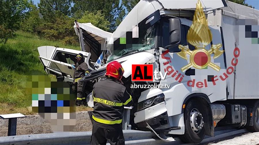 Pescara. Incidente tra due tir su A25. Muore un autotrasportatore